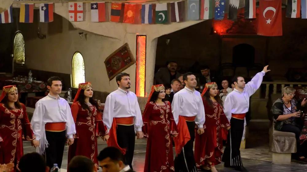 Kapadokya Türk Gecesi’nde Eğlenceli Dakikalar Yaşanıyor